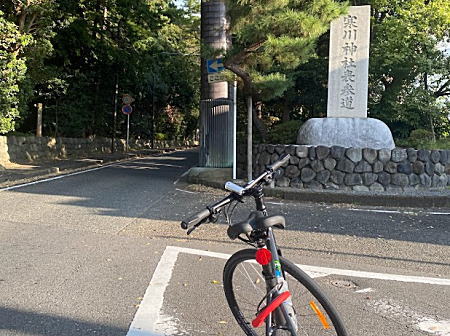 2023.10.2 クロスバイク寒川神社.jpg